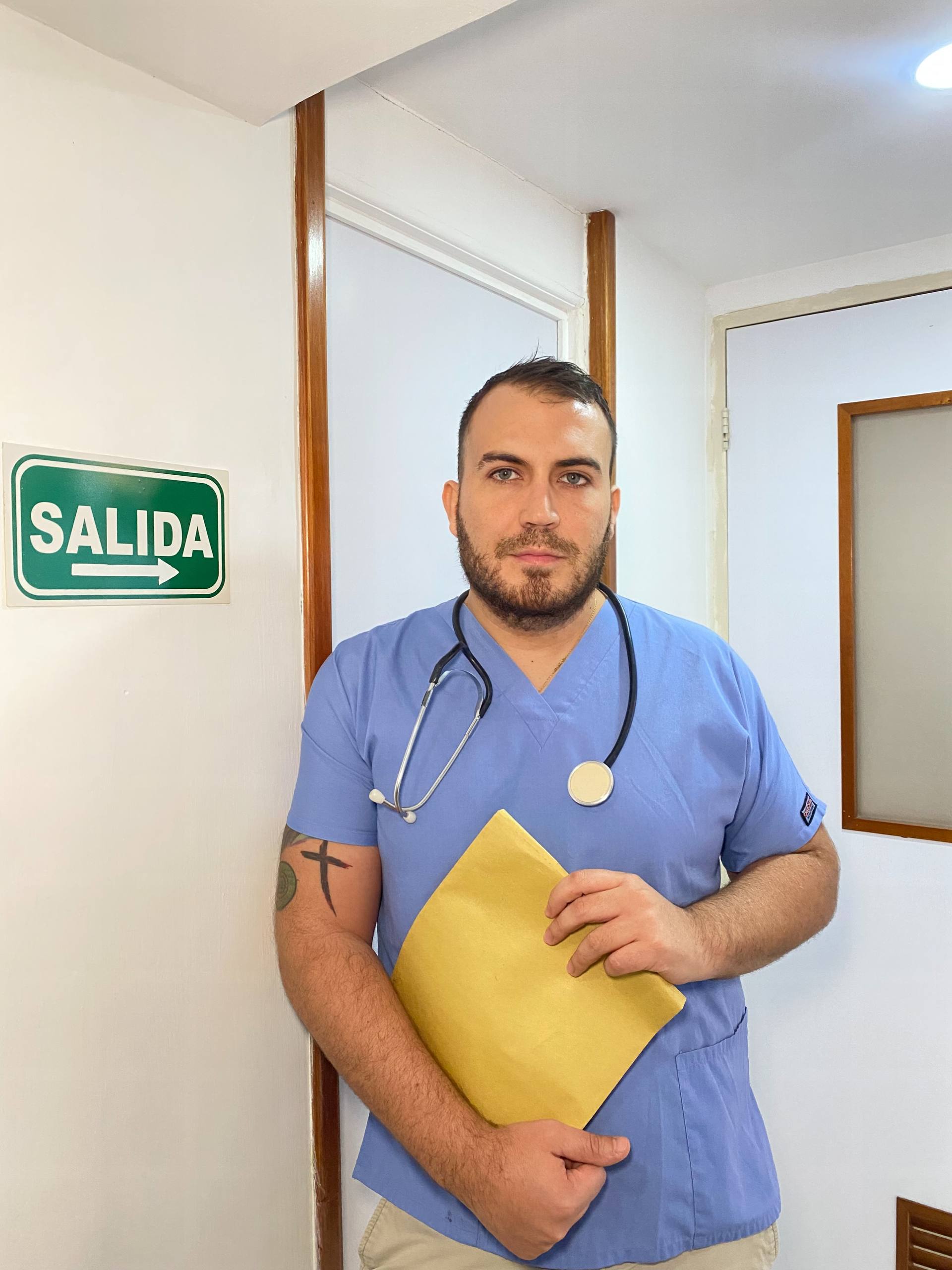 Médico de Ruales Group con bata y estetoscopio
