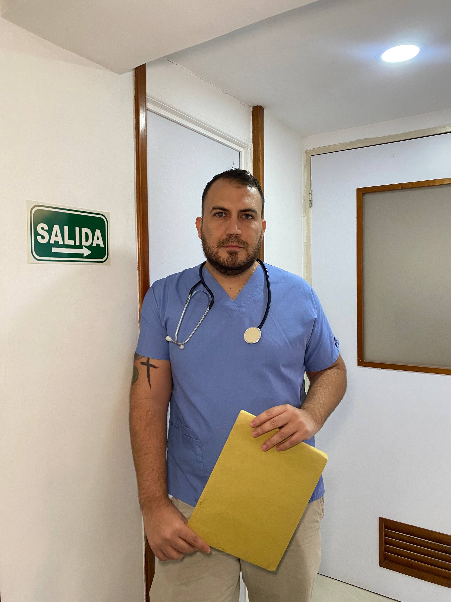 Médico de Ruales Group en consulta